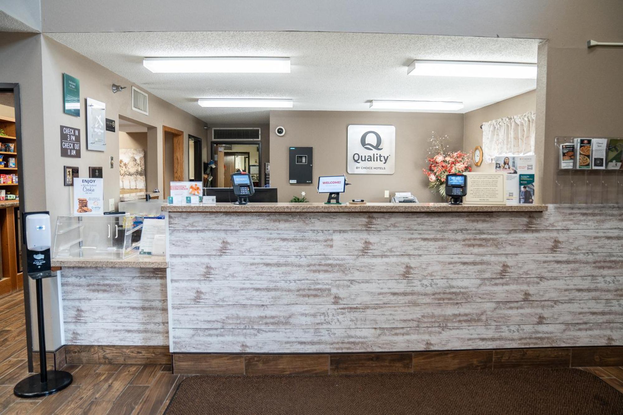 Quality Inn & Suites Watertown Near Prairie Lakes Ice Arena Zewnętrze zdjęcie