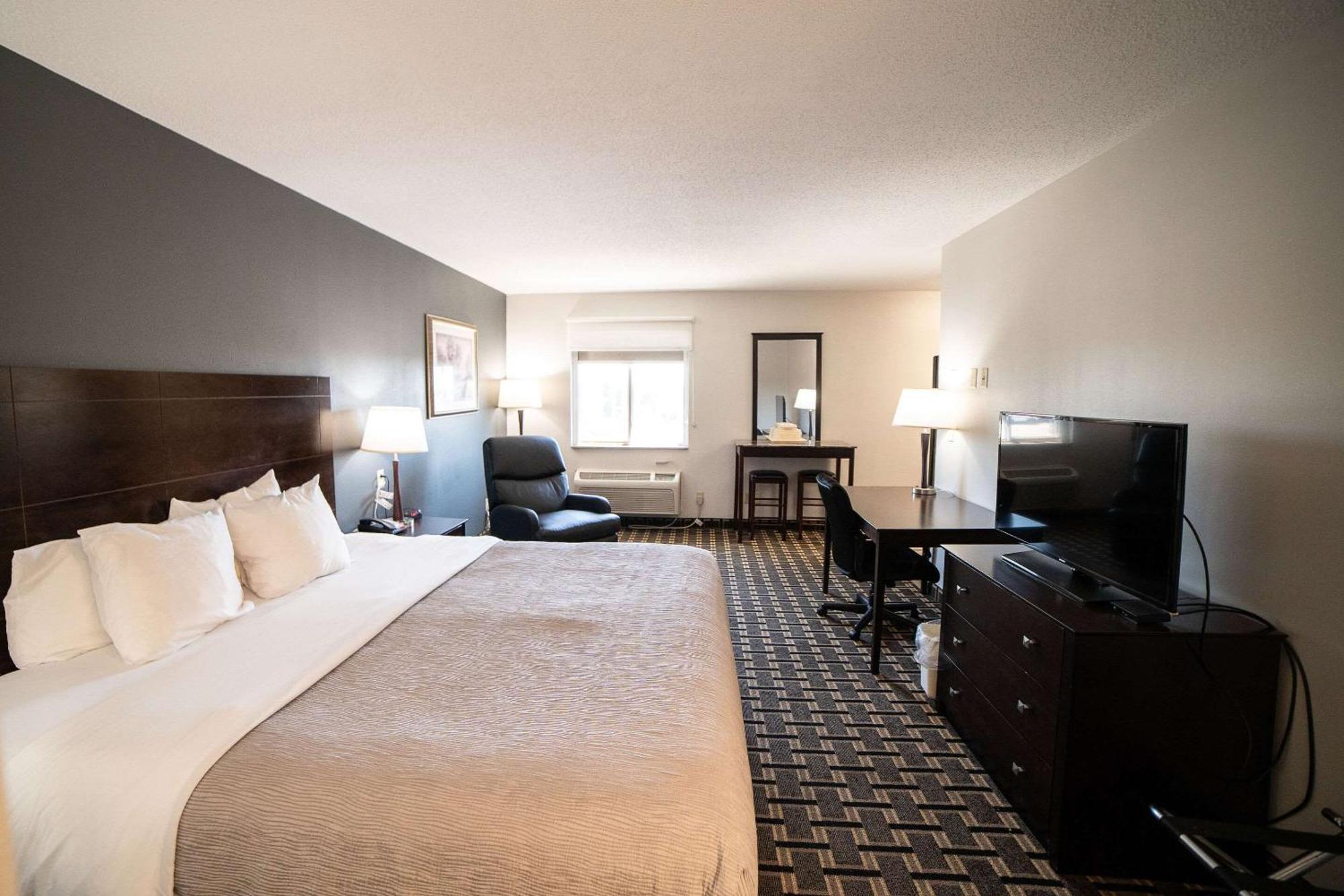 Quality Inn & Suites Watertown Near Prairie Lakes Ice Arena Zewnętrze zdjęcie