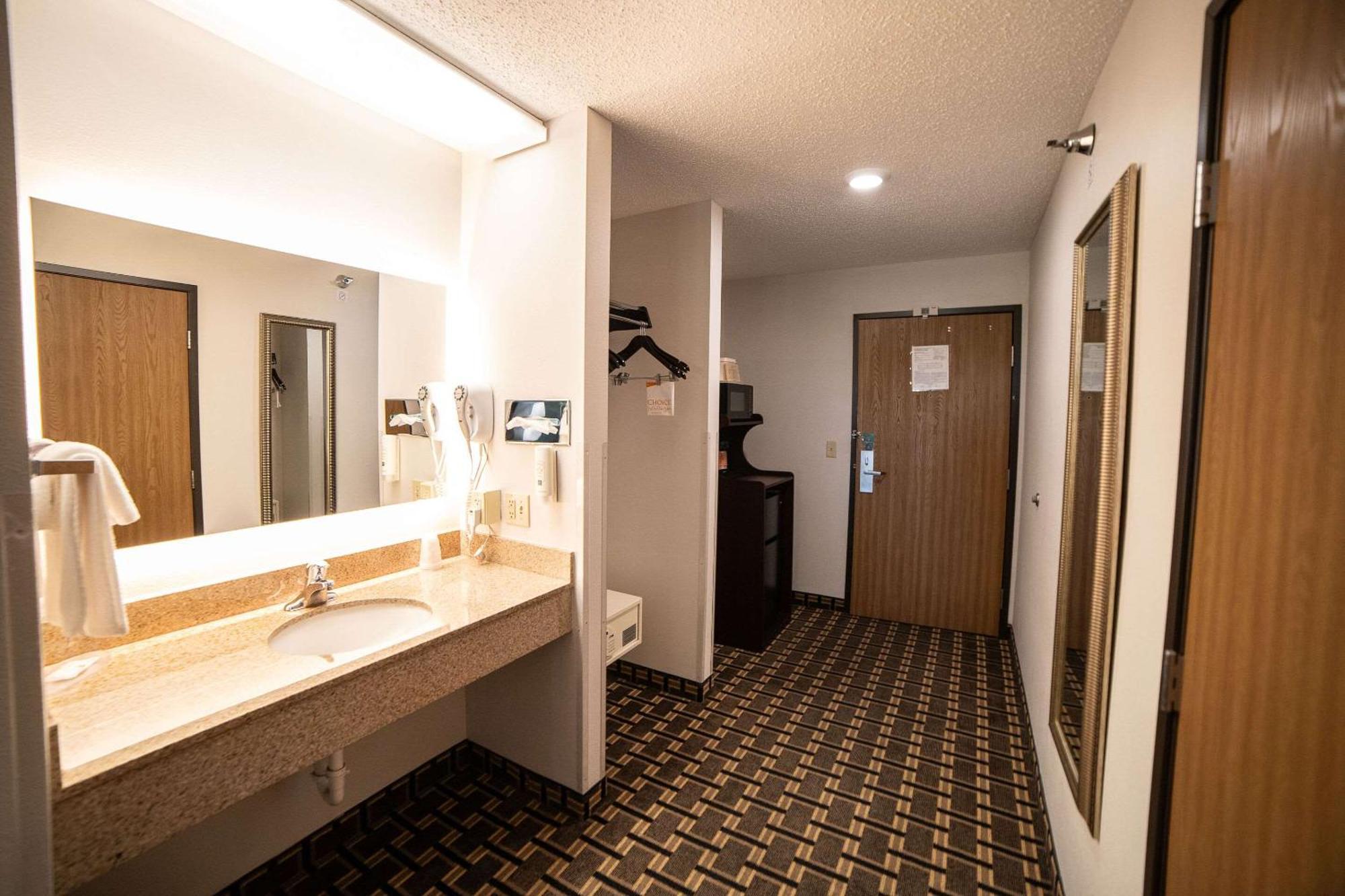 Quality Inn & Suites Watertown Near Prairie Lakes Ice Arena Zewnętrze zdjęcie