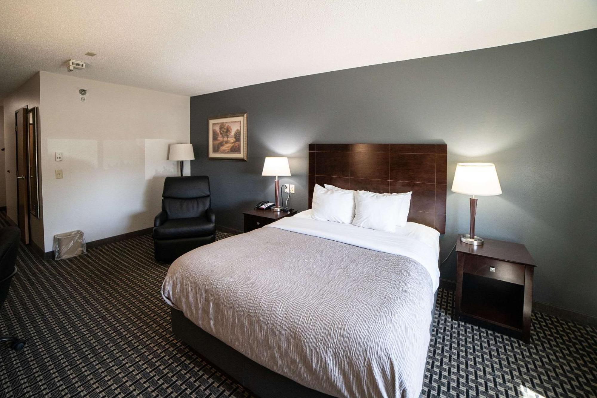 Quality Inn & Suites Watertown Near Prairie Lakes Ice Arena Zewnętrze zdjęcie