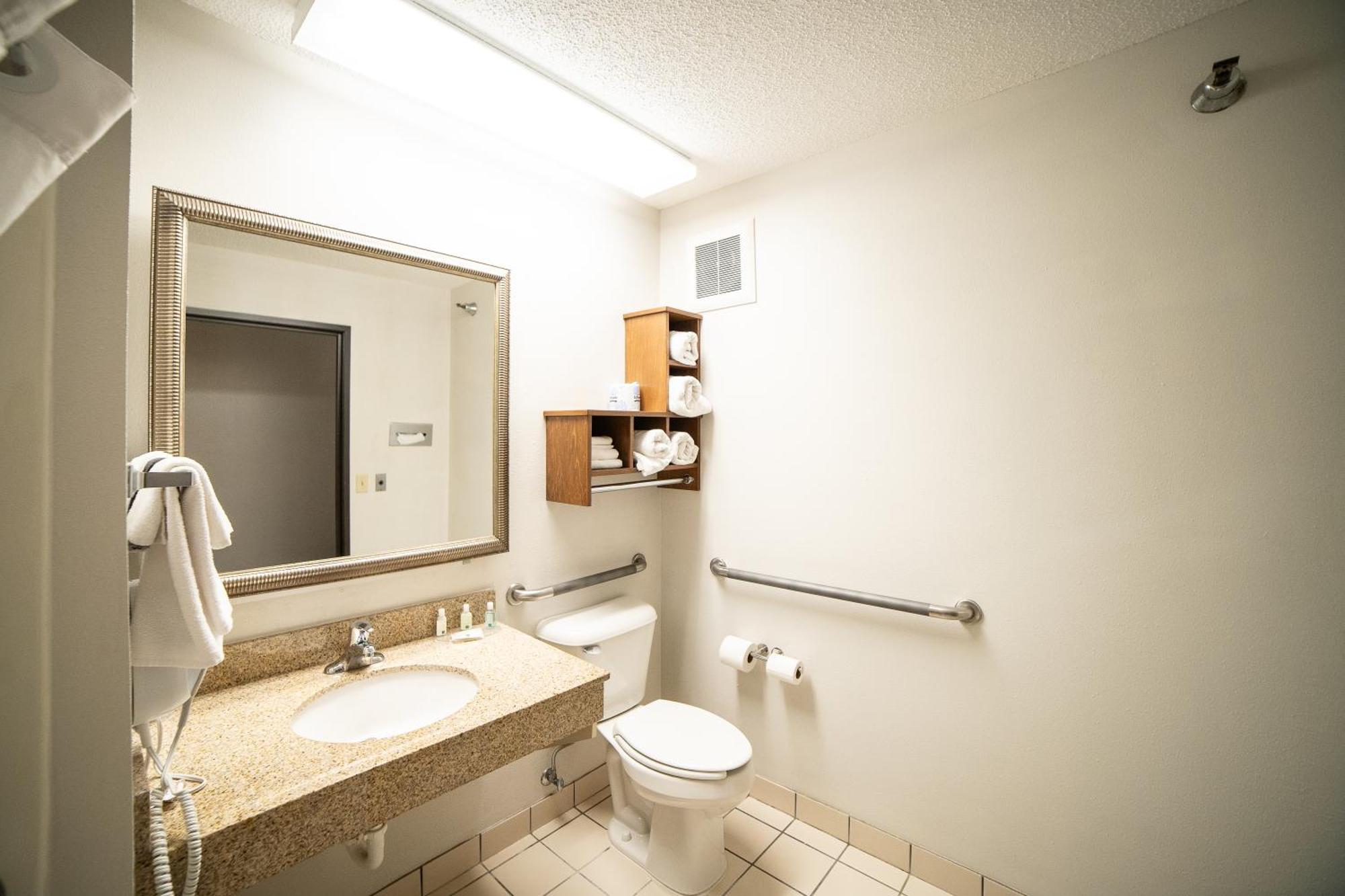 Quality Inn & Suites Watertown Near Prairie Lakes Ice Arena Zewnętrze zdjęcie