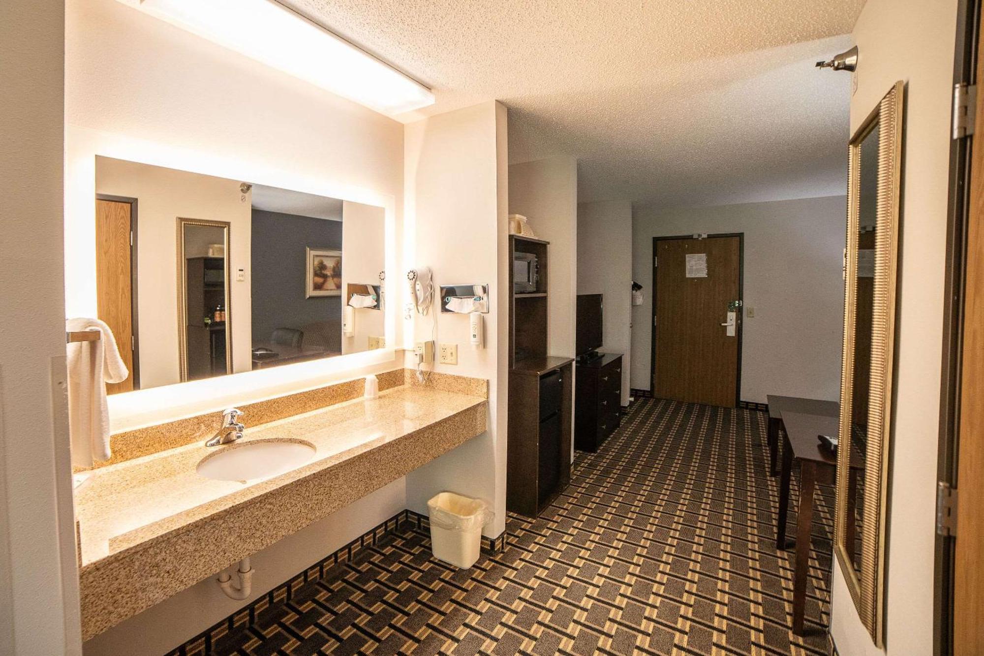 Quality Inn & Suites Watertown Near Prairie Lakes Ice Arena Zewnętrze zdjęcie